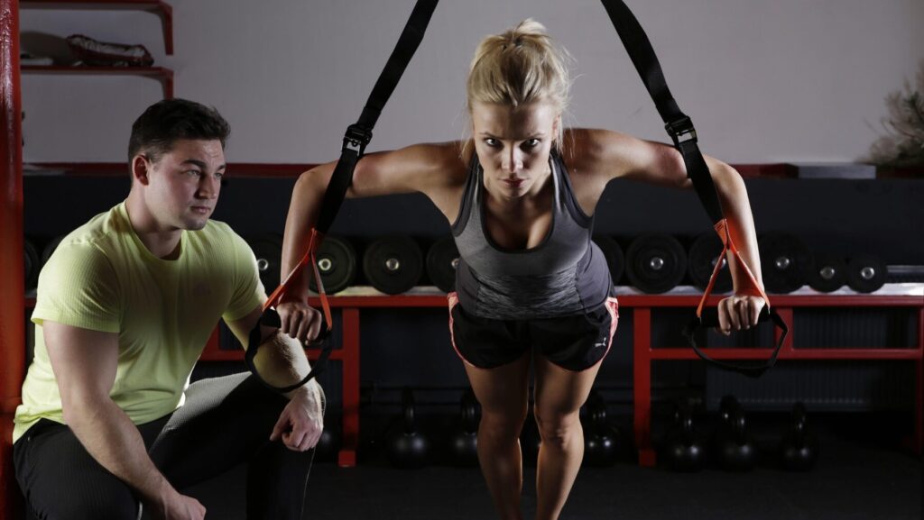 筋トレを教えるパーソナルトレーナー