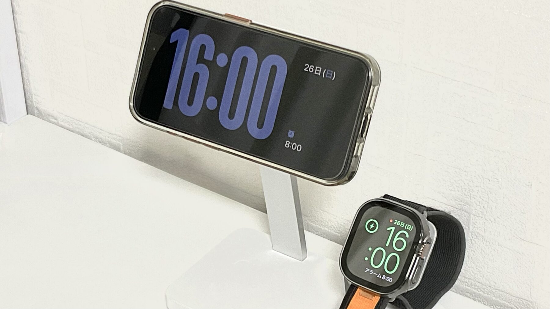 MagSafe充電器で充電中のiPhone