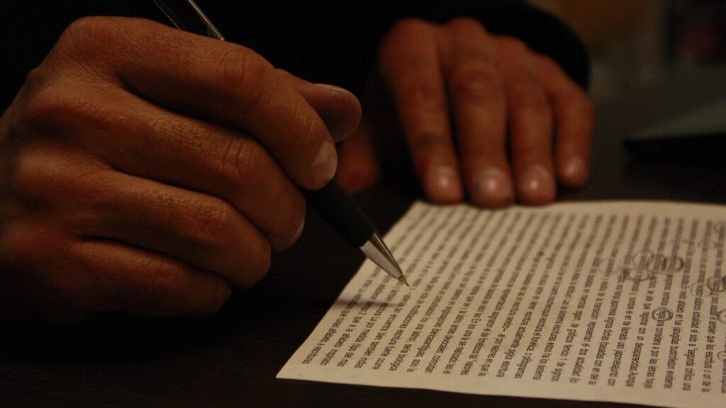 紙にボールペンで文字を書く