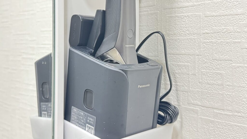 髭剃りと充電台