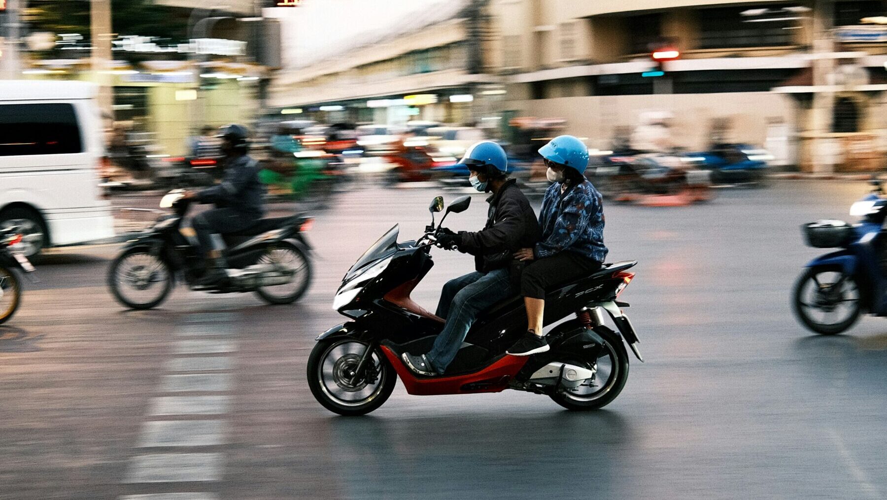 バイクに二人乗りする男女