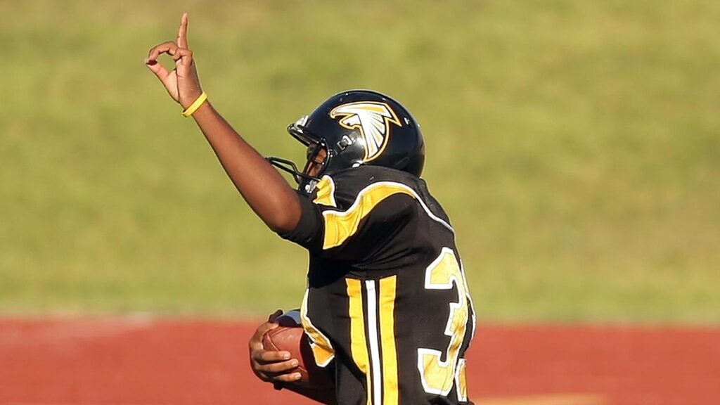 空に指をさすラガーマン