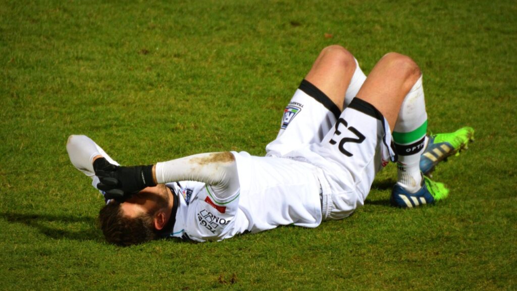 倒れ込むサッカー選手