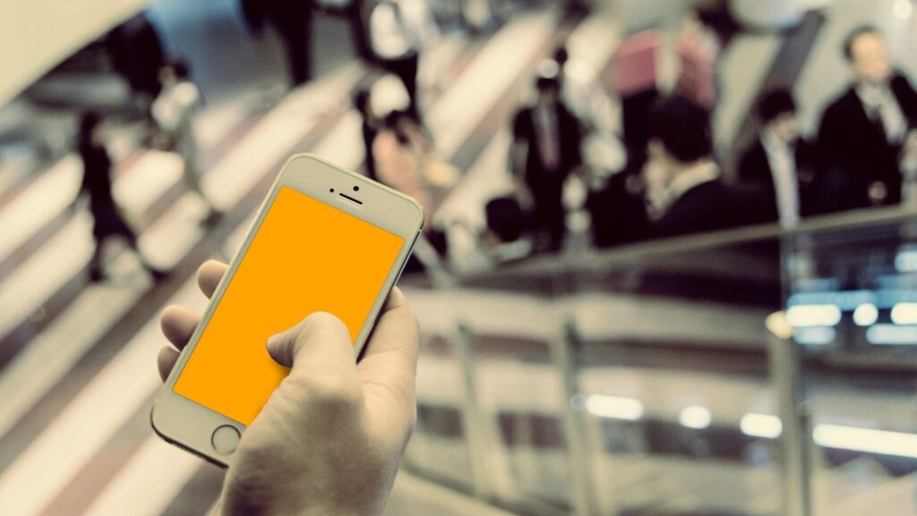 街中でスマホを触る