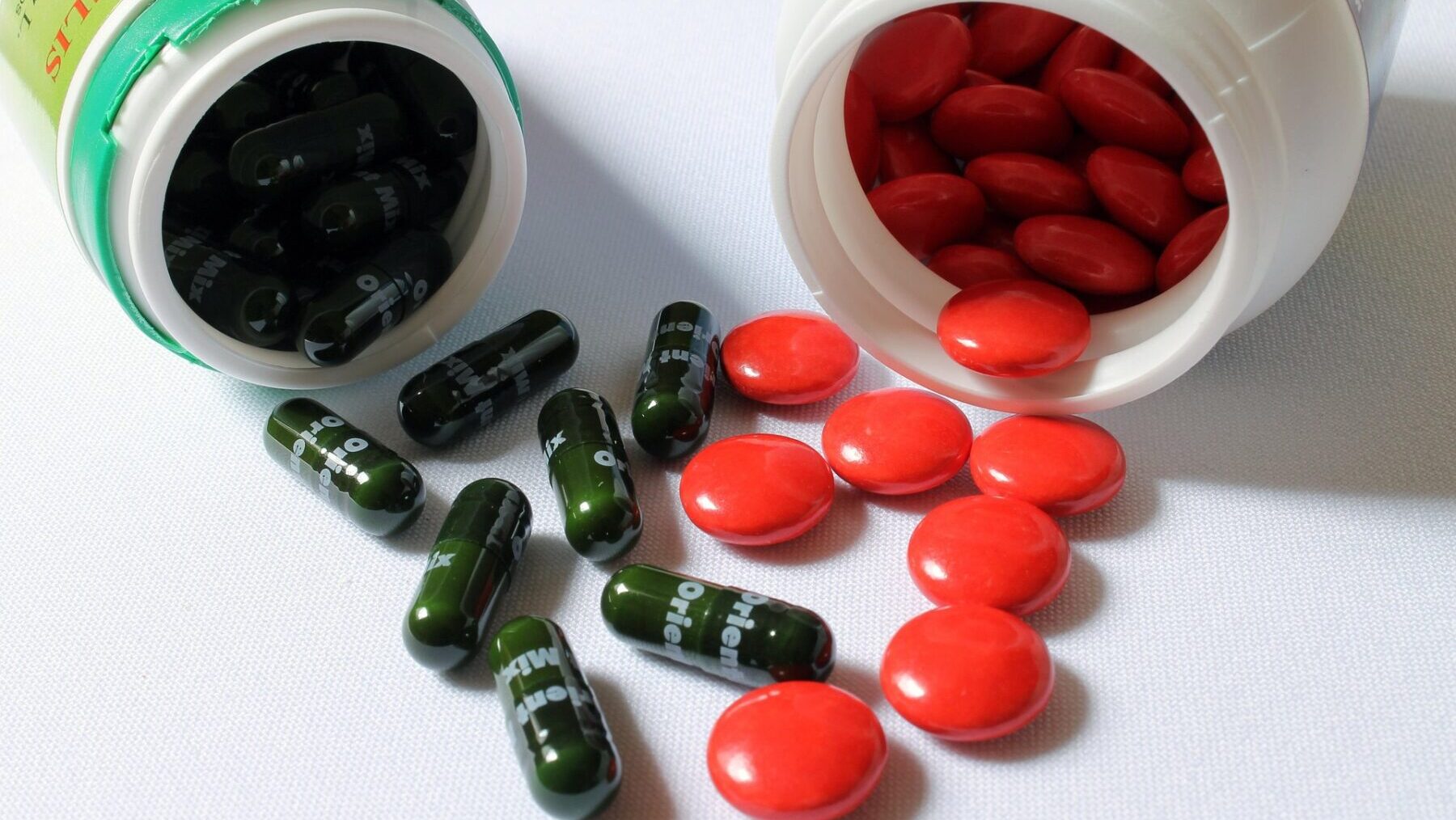 赤と緑のサプリの錠剤