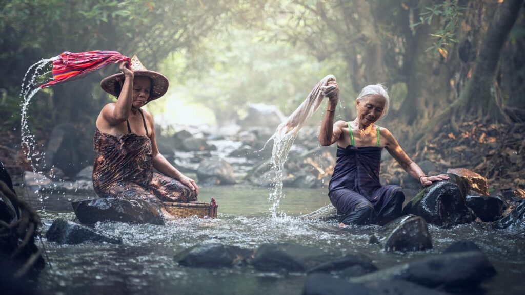 川で洗濯する二人の老婆