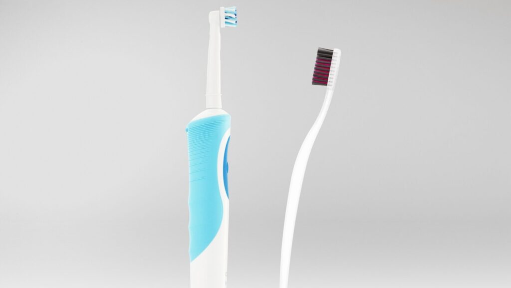 手持ち歯ブラシと電動歯ブラシ