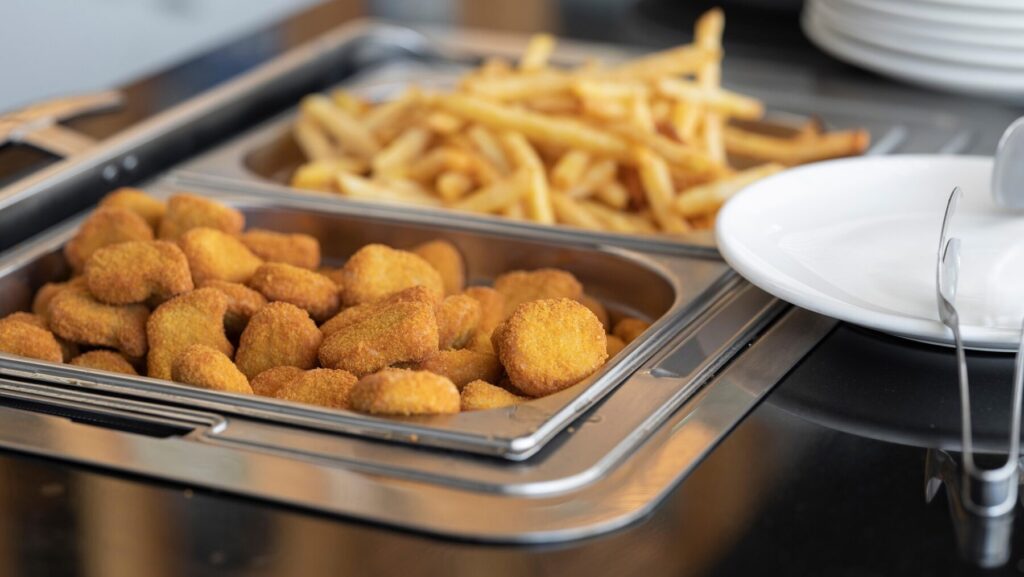 たくさんのチキンナゲットとフライドポテト