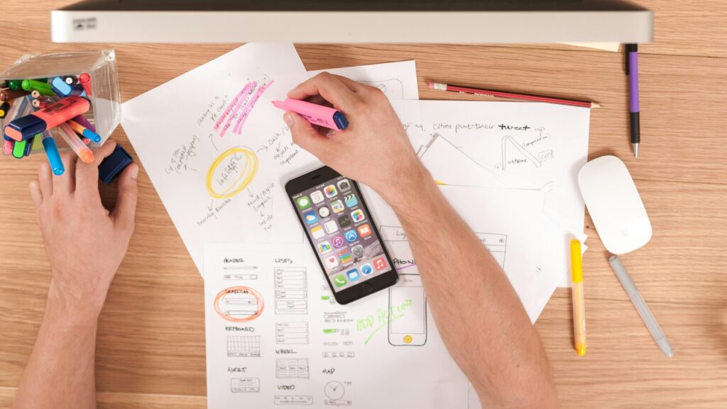 紙やスマホにメモを取る男性