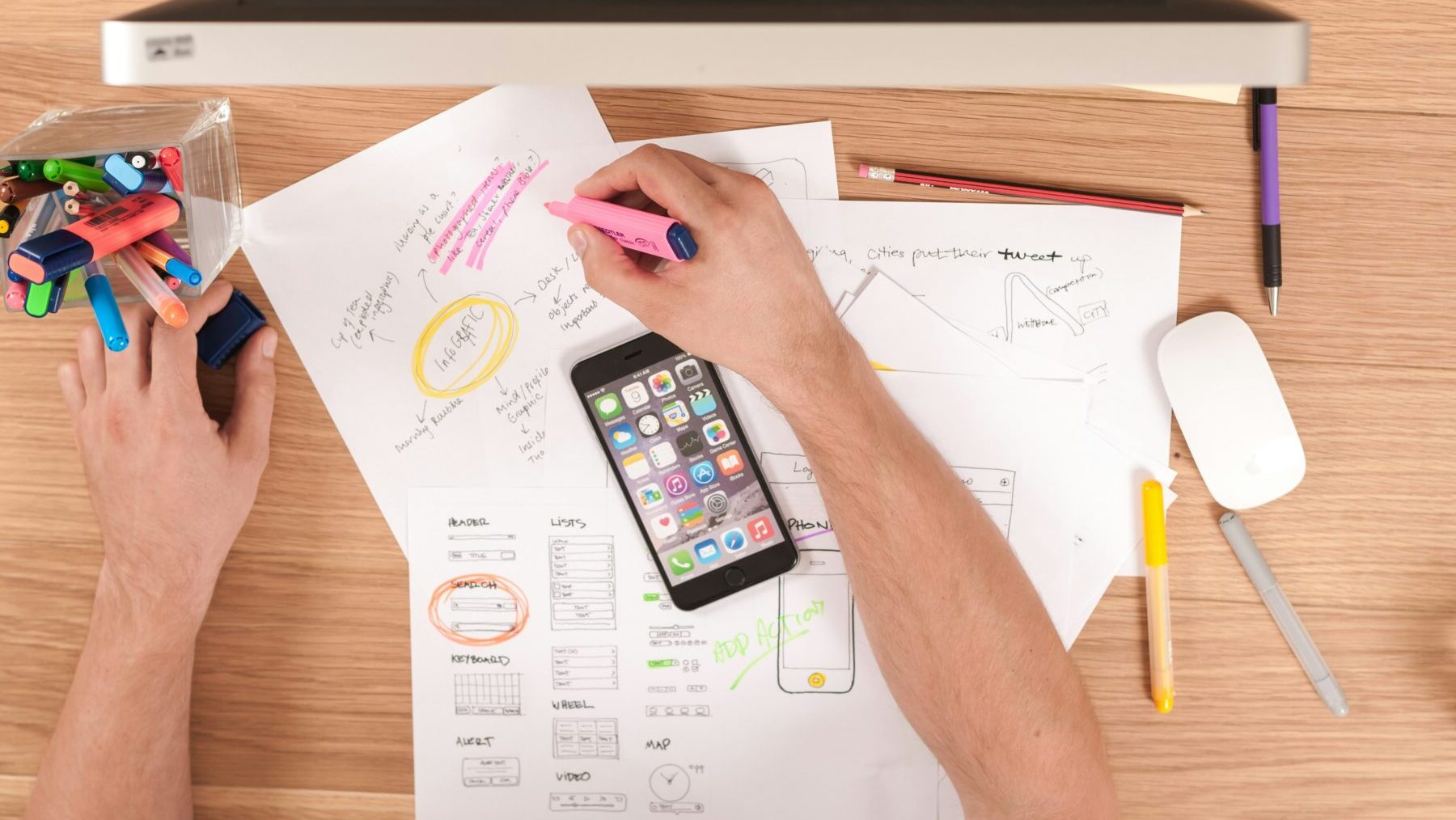 紙やスマホにメモを取る男性