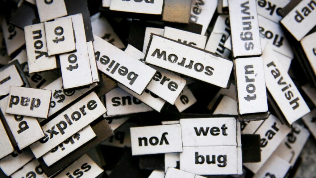 バラバラに散りばめられた単語カード