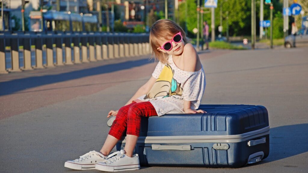 スーツケースに座る子供