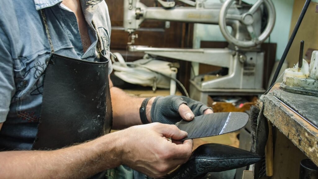靴を修理する職人