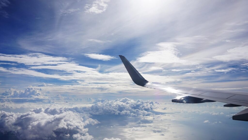 飛行機内から見える翼