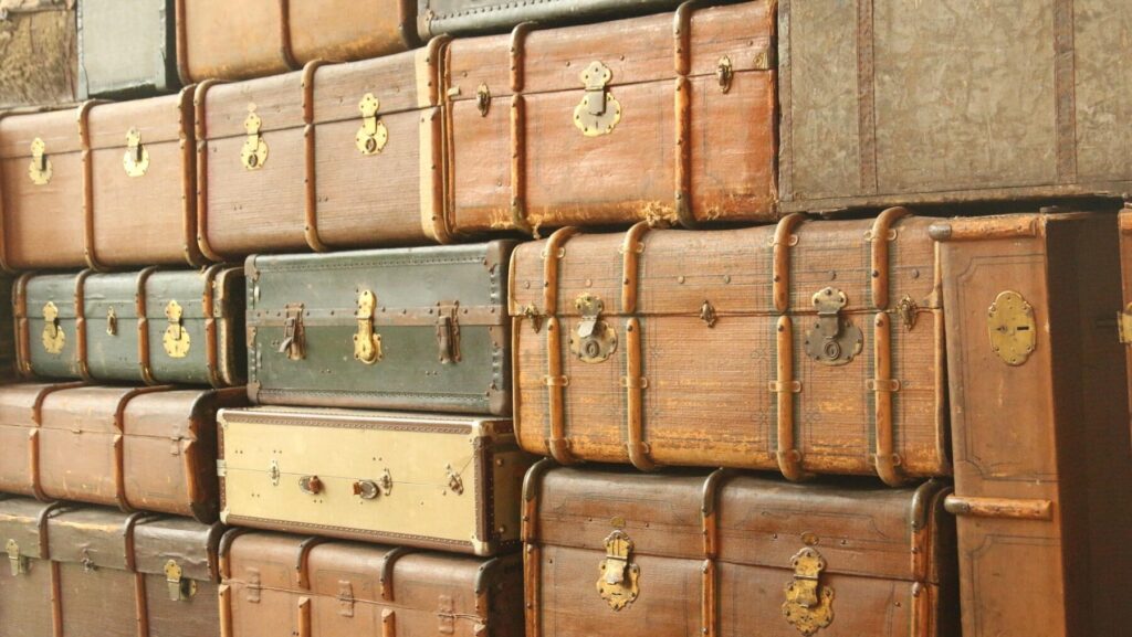 山積みにされたスーツケース