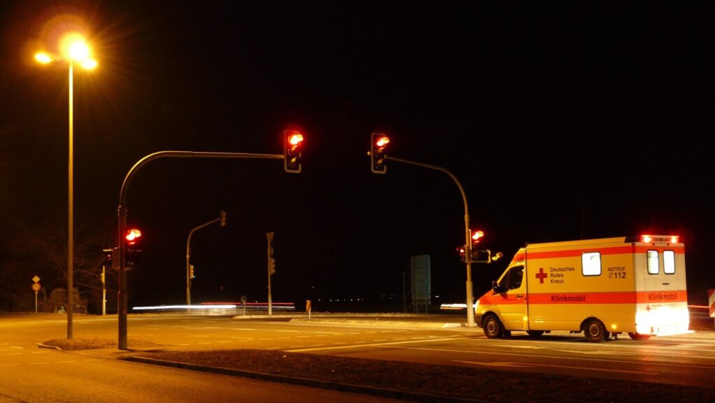 夜に走る救急車