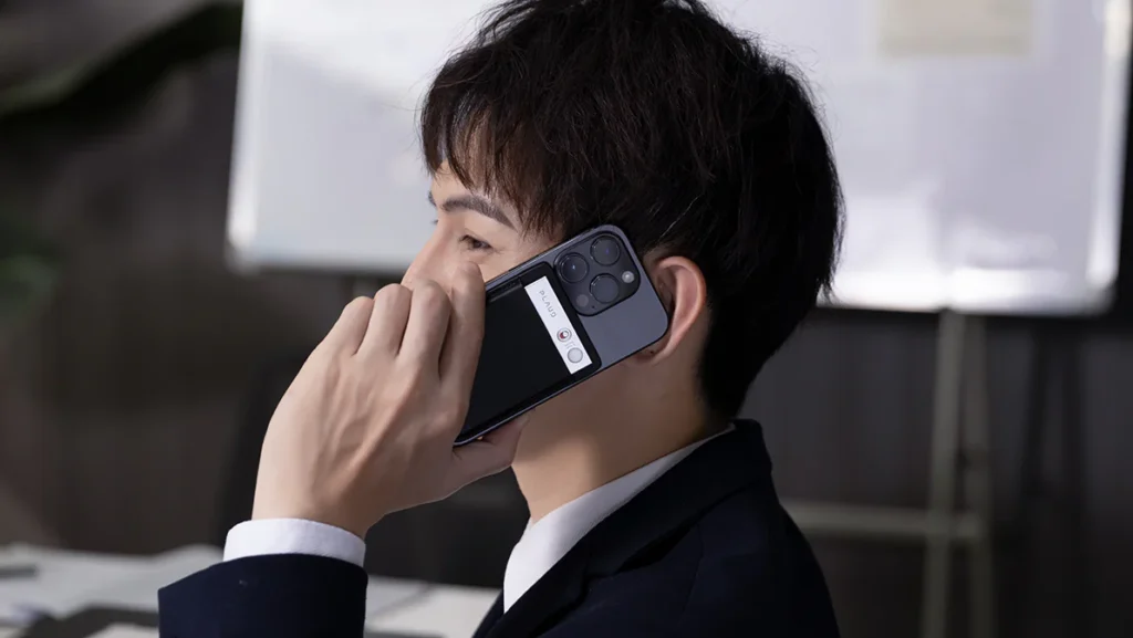 スマホで電話する男性