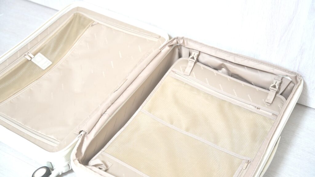 開いたスーツケース