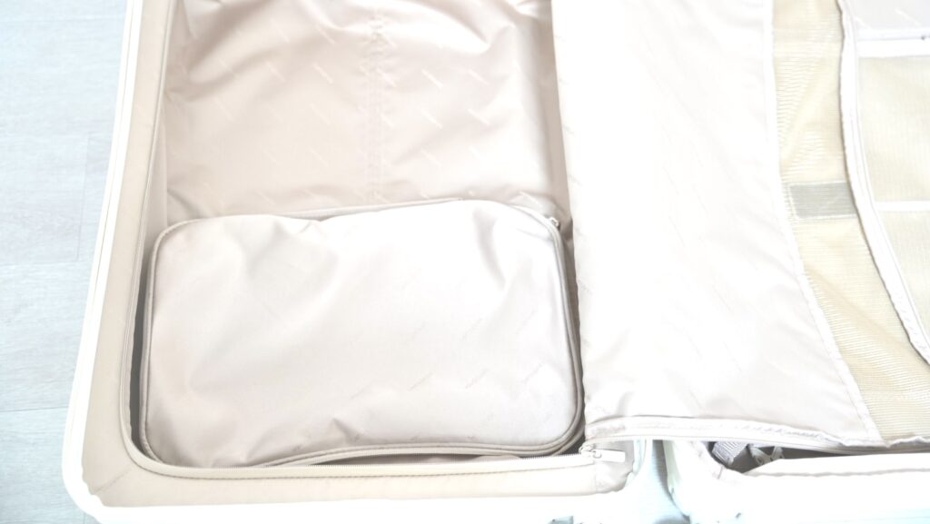 開いたスーツケース