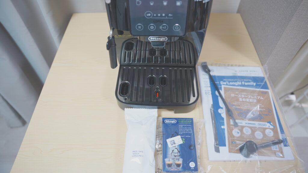 テーブルに設置したデロンギのコーヒーメーカー