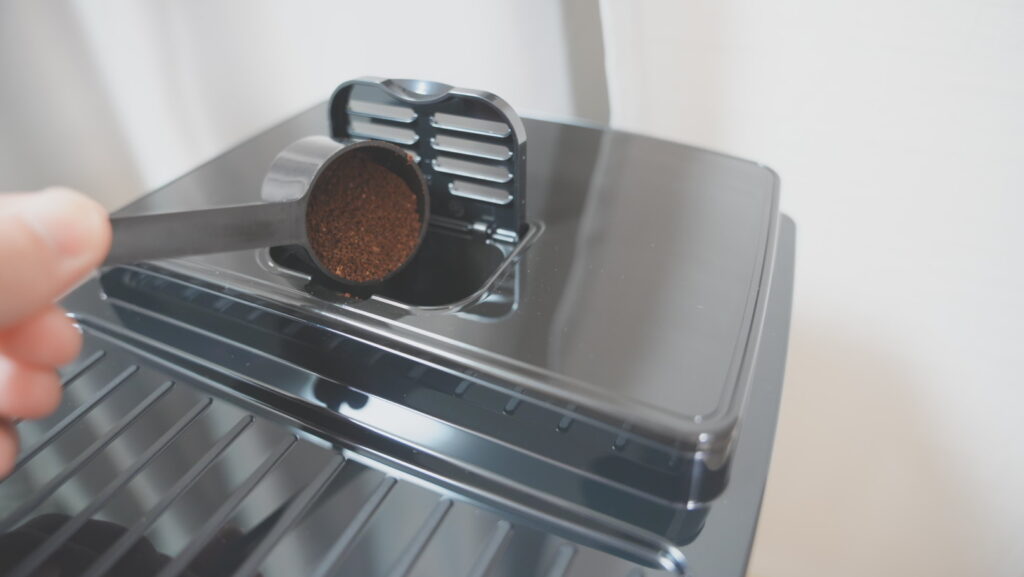 コーヒーメーカーに粉を補充