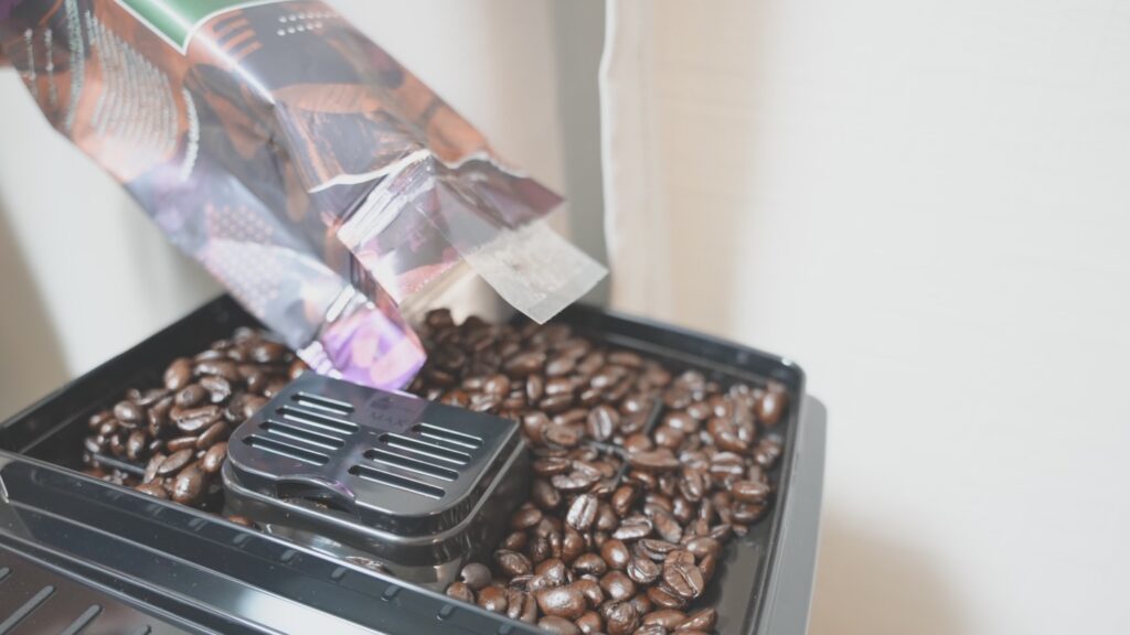 コーヒーメーカーに豆を補充