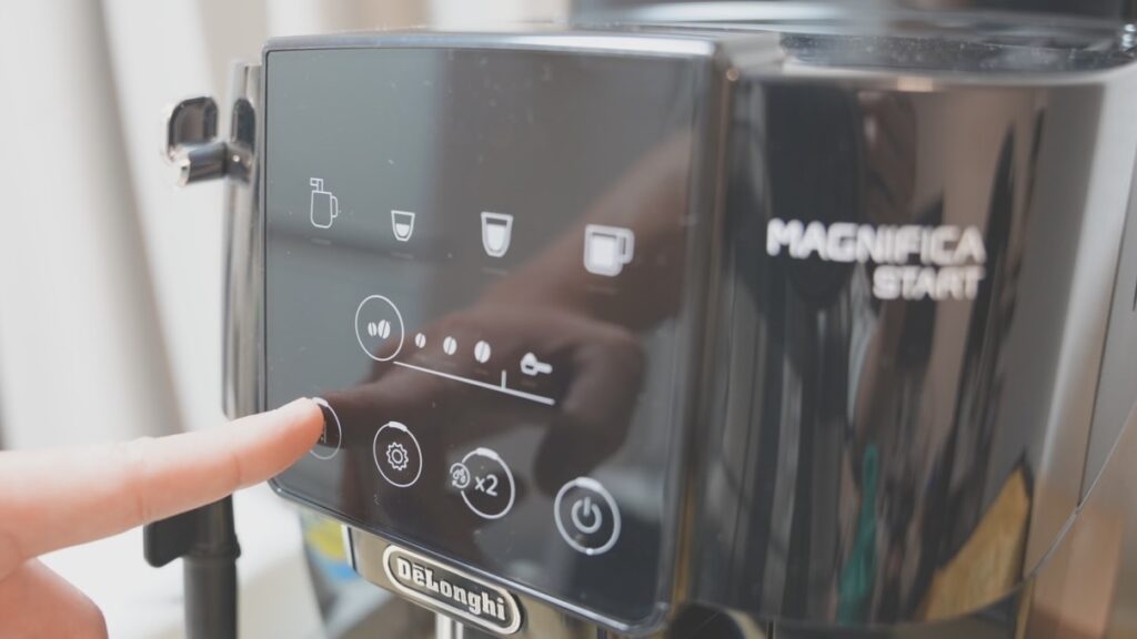 コーヒメーカーのスイッチを押す