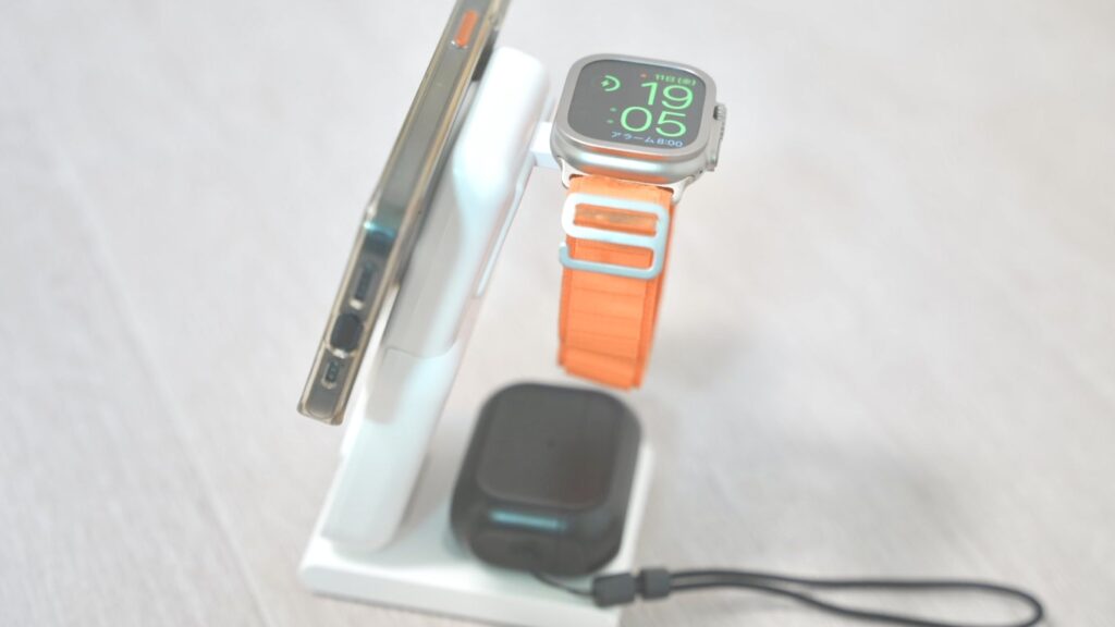 iPhone、Apple Watch、AirPodsとスマホ用の白いMagSafe充電器