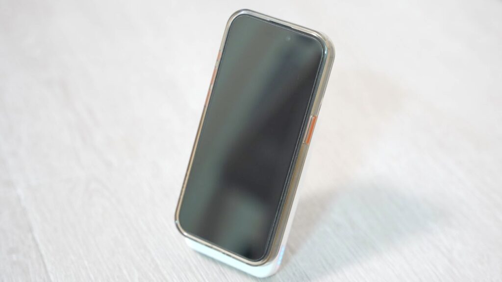 iPhoneとスマホ用の白いMagSafe充電器