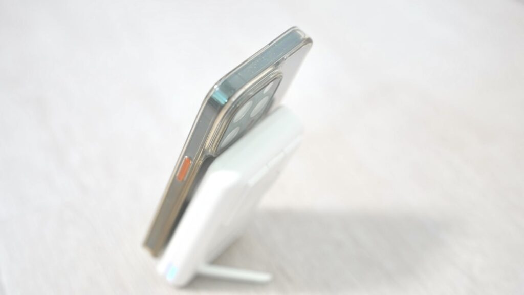 iPhoneとスマホ用の白いMagSafe充電器を裏側