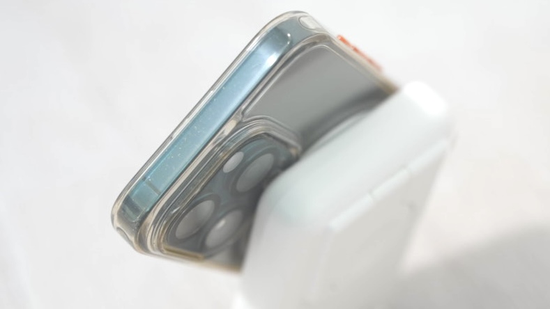 iPhoneとスマホ用の白いMagSafe充電器の裏側