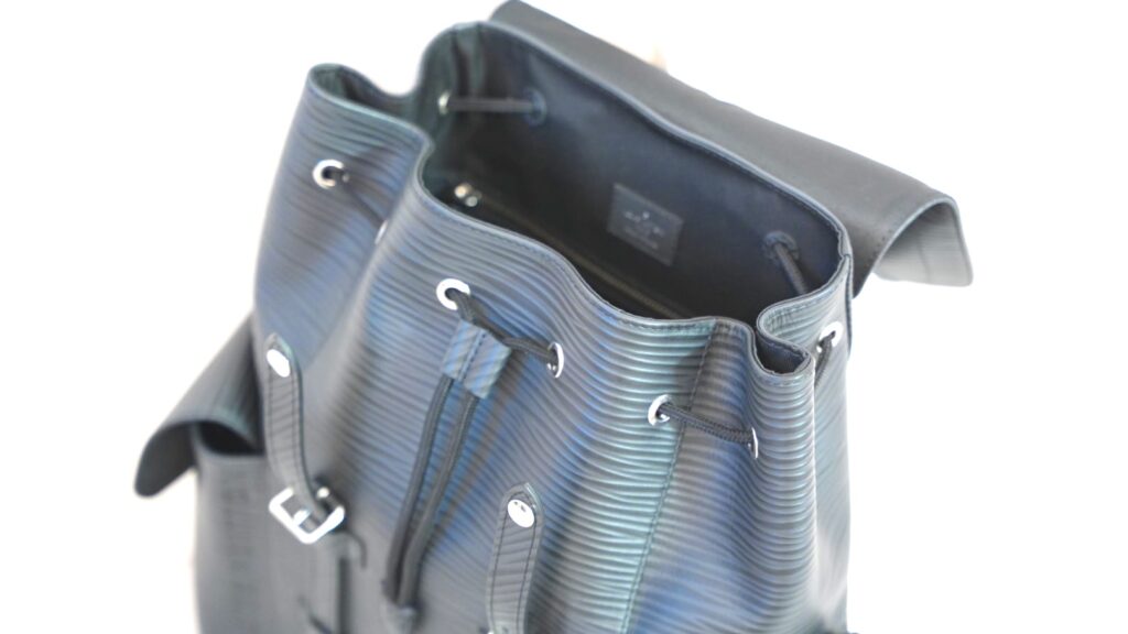 ルイヴィトンのクリストファーMMエピを開いたところ