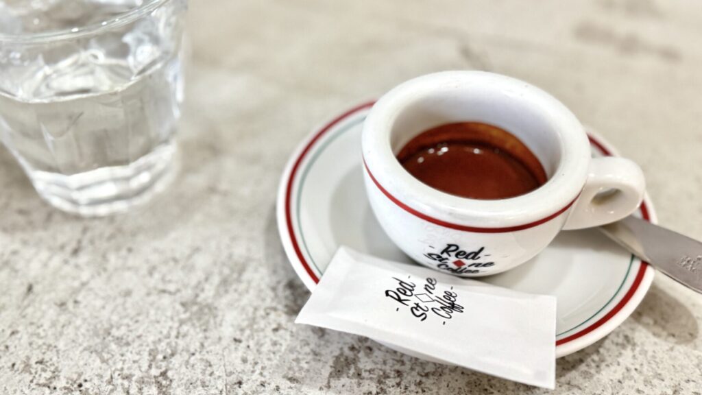 エスプレッソコーヒーと水