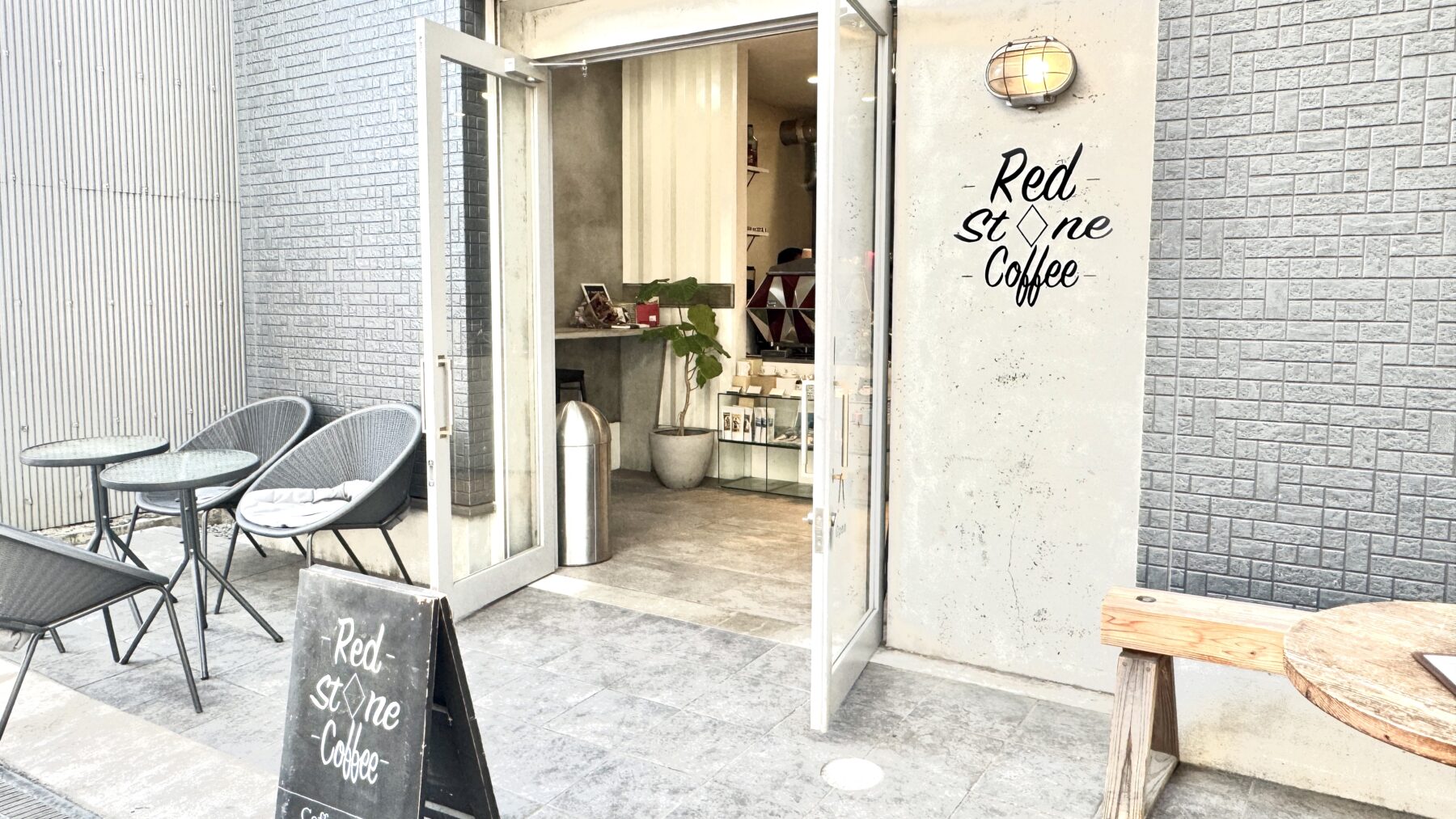 Red Stone Coffee本店の入り口