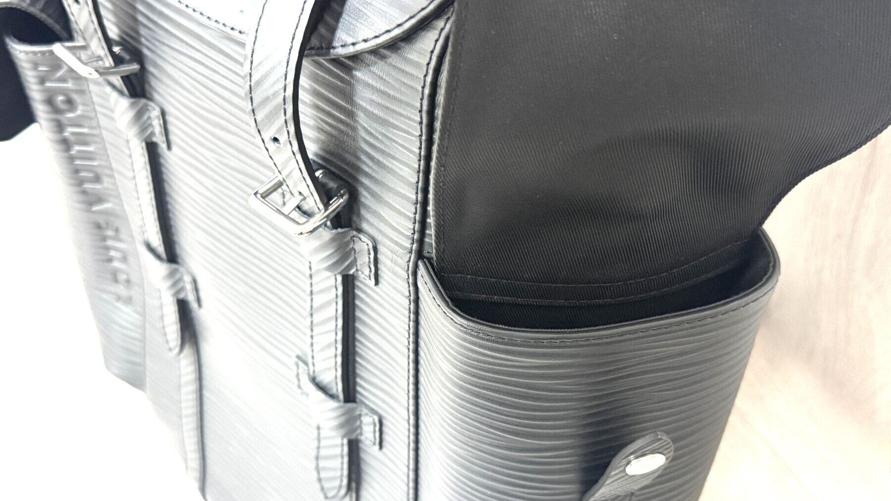 ヴィトンリュックのサイドポケット