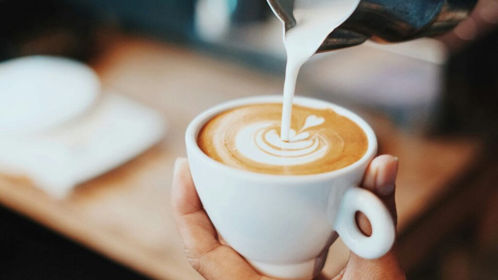 コーヒーにミルクを注ぐ