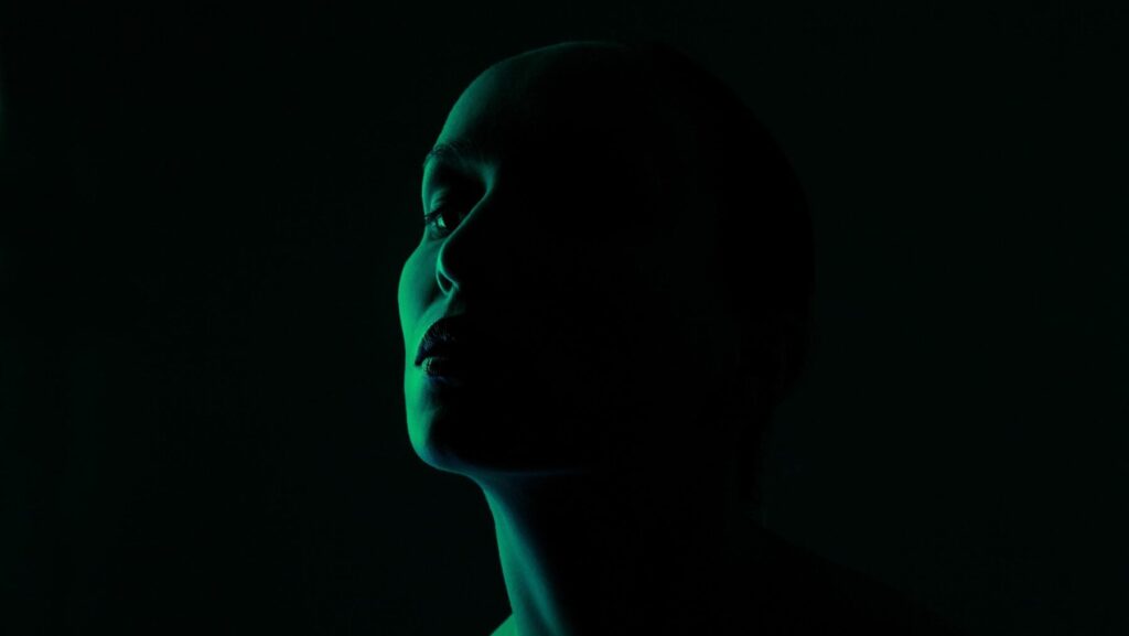 暗闇に映る女性の顔