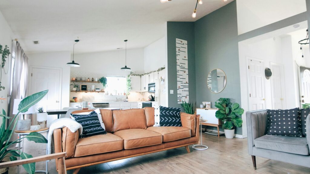 茶色のソファが置かれた広いリビング