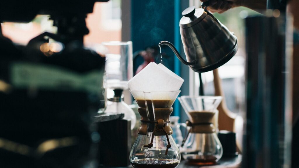 ハンドドリップでコーヒーを淹れる