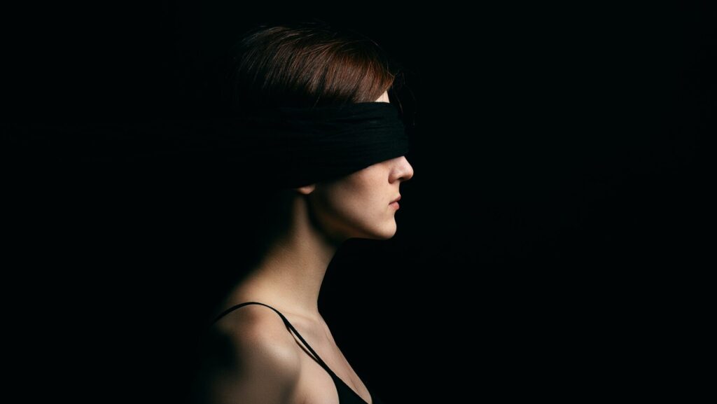 アイマスクをする女性の横顔