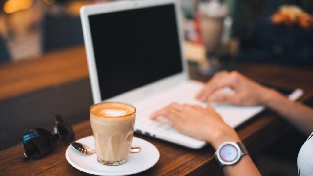 カフェでパソコン作業をする女性