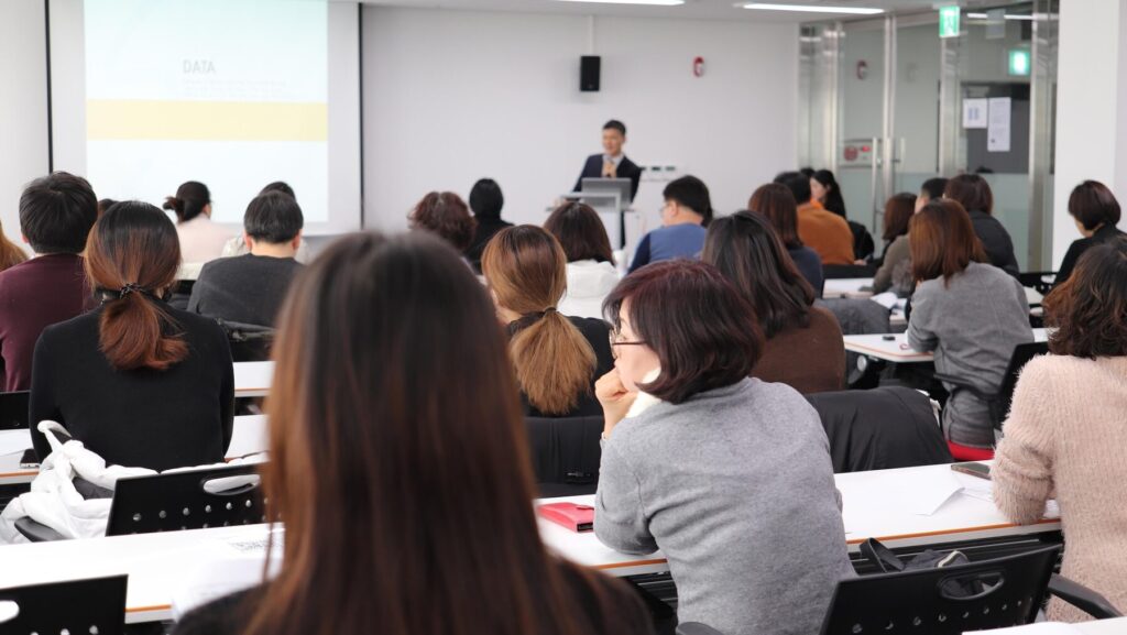 大学の大教室で講義を受ける生徒たち