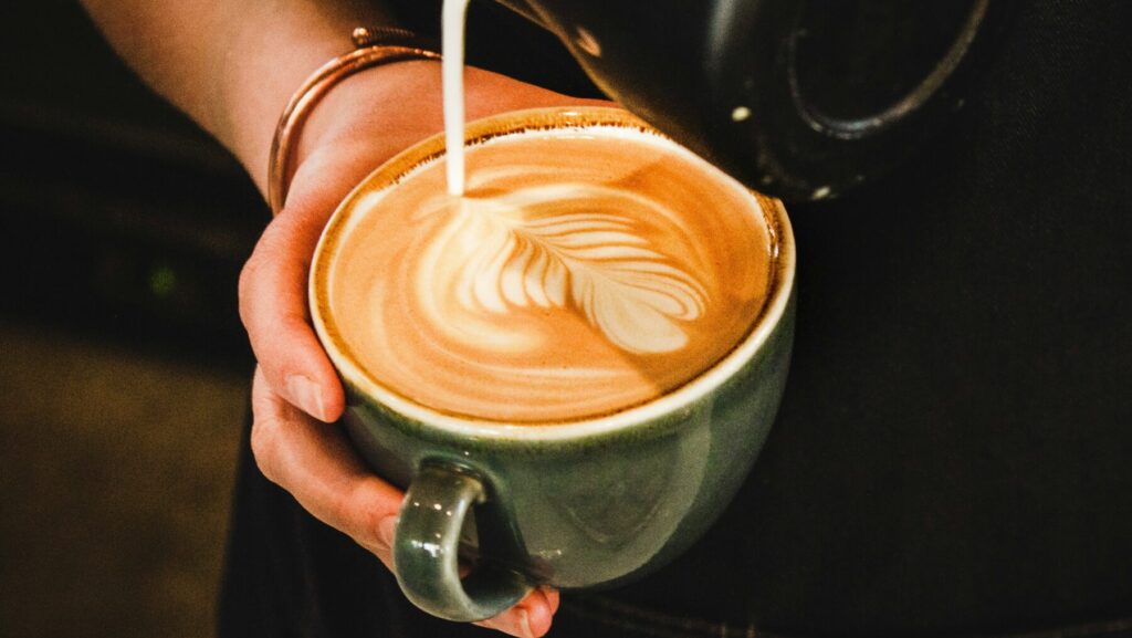 ラテアートされたコーヒーカップ
