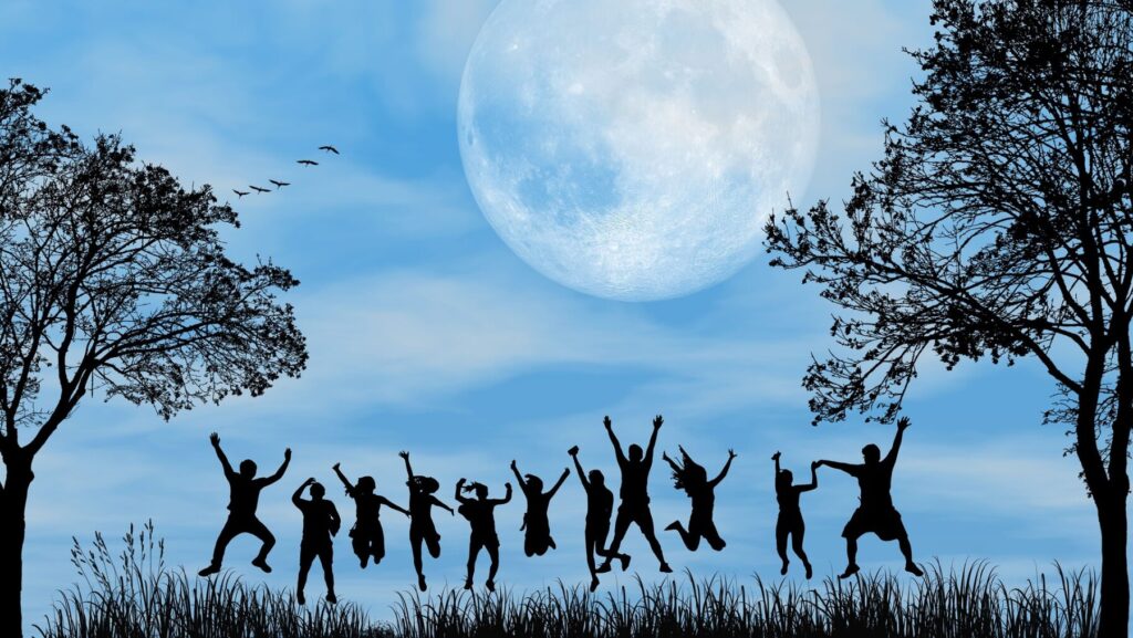 両手を広げる人々