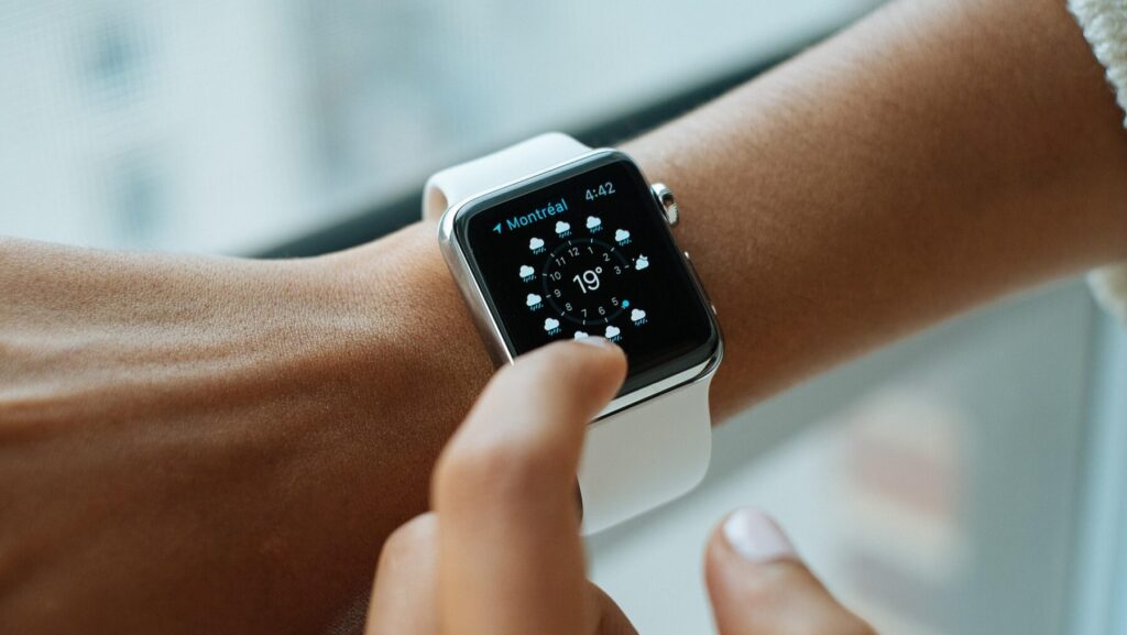 Apple Watchをタッチ操作する指