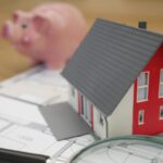 ミニチュアの家と豚の貯金箱