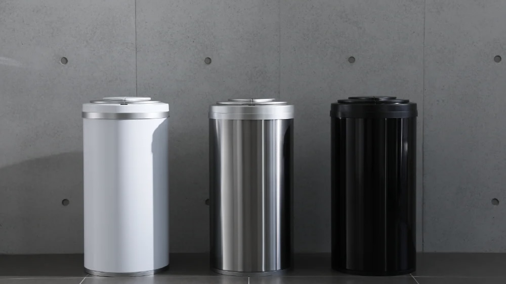 並べられた3つの自動ゴミ箱