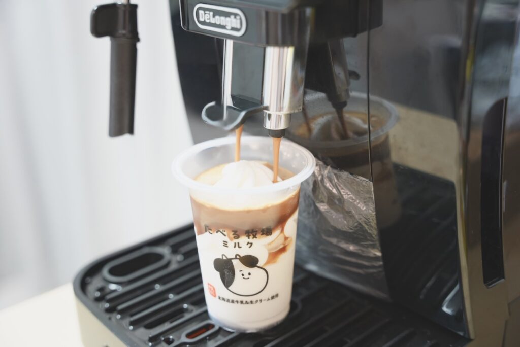 食べる牧場ミルクのカップにデロンギのコーヒーメーカーでエスプレッソを入れる
