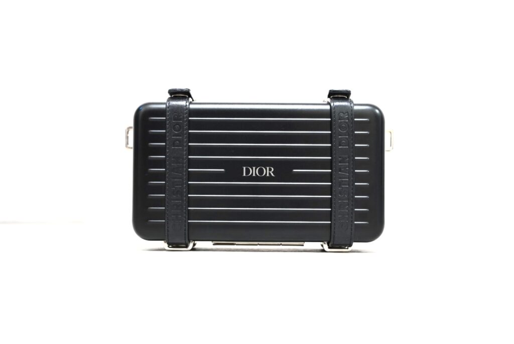 DIOR × RIMOWAのパーソナルクラッチバッグの表面