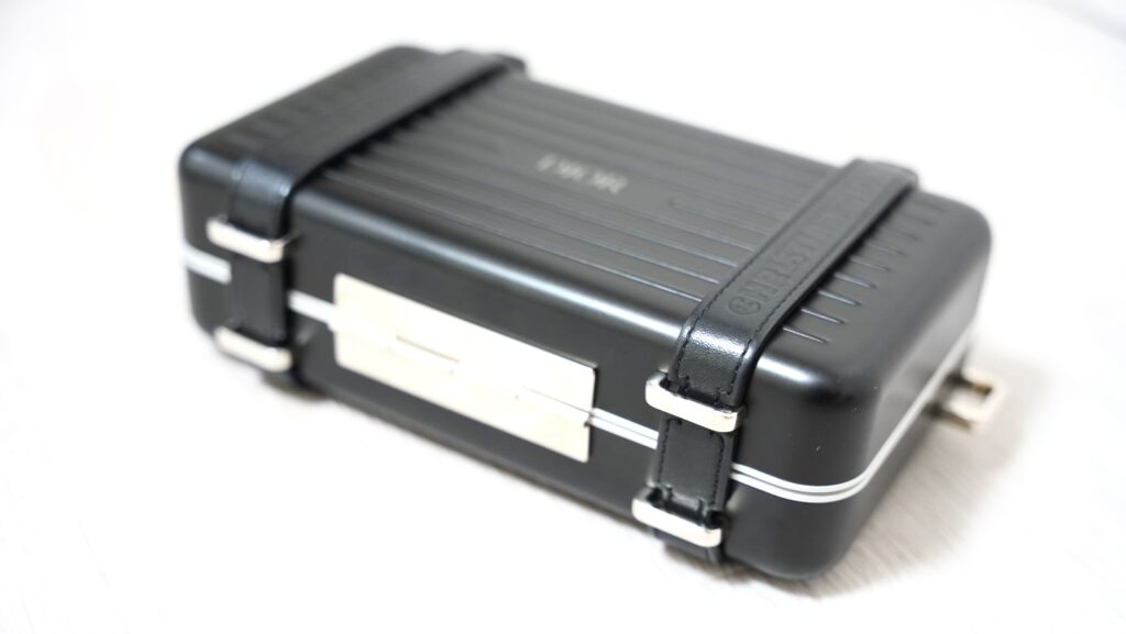 DIOR × RIMOWAのパーソナルクラッチバッグの底面
